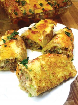 Деруни начиняють обсмаженим свинячим фаршем і тертим твердим сиром. Подають гарячими з грибним соусом або сметаною. Прикрашають зеленню 