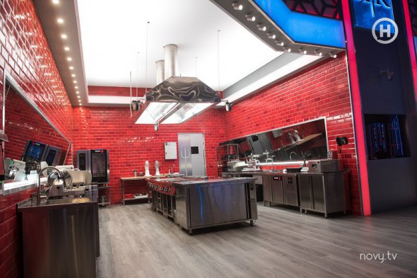 Учасники синьої та червоної команд готували п'ять страв з незвичних продуктів