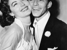 Певец и актер Фрэнк Синатра и его вторая жена Ава Гарднер во времья их свадьбы в 1951 году / Getty Images
