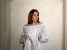 Співачка Alyosha святкує своє 35-річчя. Напередодні свята вона презентувала кліп на пісню Lebedi.
