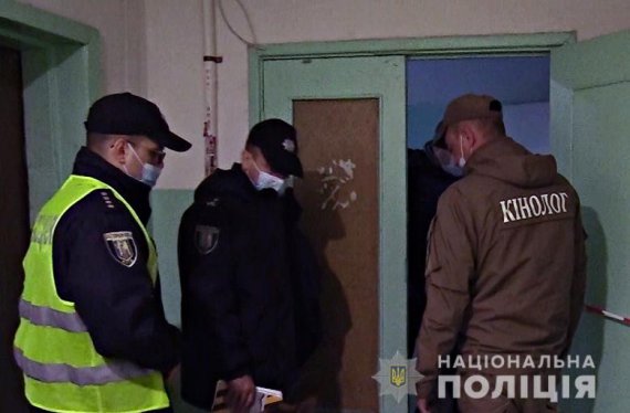 У Києві 39-річний чоловік вбив і розчленував 64-річну матір.  Фрагменти тіла жінки   знайшли в    квартирі. Решту - син закопав у лісі