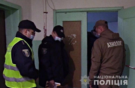 У Києві 39-річний чоловік вбив і розчленував 64-річну матір. Фрагменти тіла жінки знайшли в квартирі. Решту - син закопав у лісі