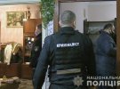 В Киеве 39-летний мужчина убил и расчленил 64-летнюю мать. Фрагменты тела женщины нашли в квартире. Остальные - сын закопал в лесу