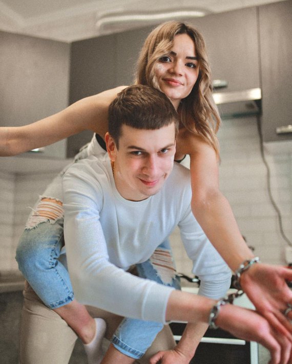 Александр Кудлай и Виктория Пустовитова не будут снимать цепь, которой уже три месяца скованы их руки. Влюбленные хотят продать арт-объект по 3 млн долларов