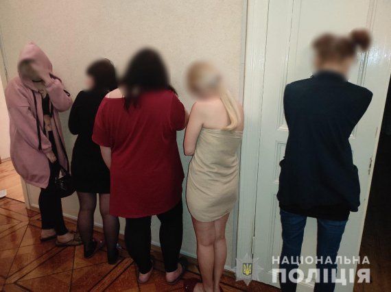 В Одессе разоблачили трех сутенерок, которые не менее пяти месяцев заправляли борделем