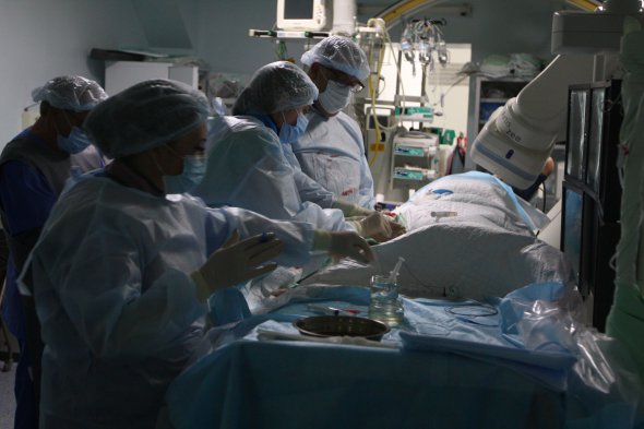 13 травня у Центрі дитячої кардіології та кардіохірургії провели стентування коронарної артерії серця 72-річному киянину. Українських хірургів консультував один із засновників цього методу  - П'єр Левіс. 