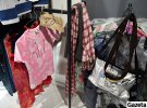Одяг та сумки, що продаються у крамниці "Ясна річ"