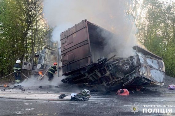 В Хмельницкой области произошло масштабное ДТП с пожаром. Фото: Нацполиция