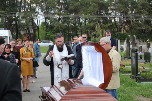 Похоронили журналиста Владимира Непейпиво на кладбище села Затурино на окраине Полтавы