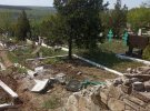 В окупованому Перевальську на Луганщині  бойовики  проїхалися танком по місцевому цвинтару