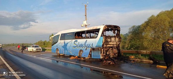 На Львовщине загорелся рейсовый автобус Mersedes IRIZAR. В салоне находились 20 пассажиров и 2 водителя. Никто не пострадал