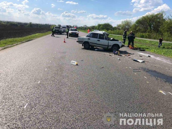 На Харківщині зіткнулися  ВАЗ влетів у вантажівку ремонтників.   54-річний водій легковика та його 48-річна пасажирка загинули на місці