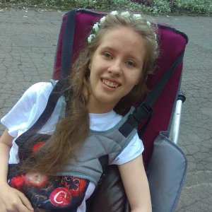 18-річна Валерія Дробинко з Вінниці має діагноз гідроцефалія шунтозалежна, нижній спасичний тетрапарез (з відсутністю ходіння і сидіння), атрофію зорових нервів. На два безперервні курси в санаторії «Модричі» потрібно 200 тис.грн. 