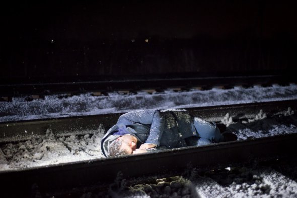 Главный герой комедии "Дон Жуан из Жашкова" фотограф Женя Горобчик с горя бросается под поезд. Мужчину сыграл Слава Бабенков.