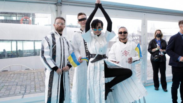 Участники группы GO_A прошли по бирюзовой дорожке Евровидения 2021 в футуристических костюмах белого цвета с прозрачными вставками украинского бренда Gora Gala