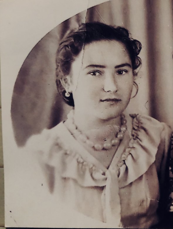 Гульханіє Уста – двічі депортована з Криму. В 1944 році її з батьками, сестрою і братом вивезли в Узбекистан. В лютому 1979 року жінку з сім’єю депортували вдруге