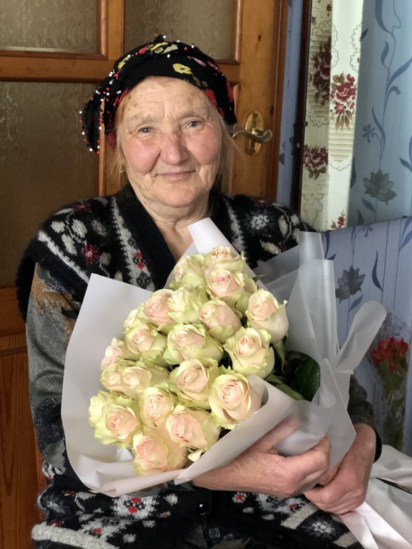25 марта крымская татарка Гульхание Уста отпраздновала свое 80-летие. Родные подарили женщине букет белых роз. У нее четверо детей, 13 внуков и восемь правнуков