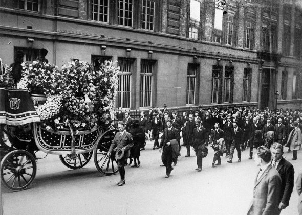 Труну з тілом голови Директорії Симона Петлюри везуть паризькими вулицями 30 травня 1926-го. Відспівування відбулося в Румунській православній церкві, поховали на цвинтарі Moнпарнас
