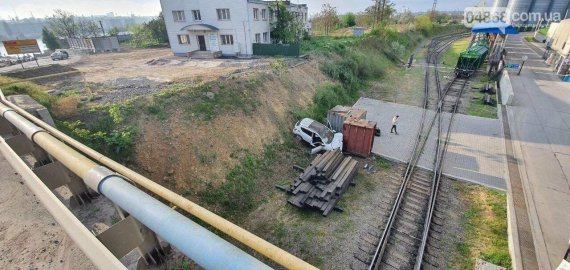 В Одесской области иностранец вместе с Украинской на арендованном авто упали со склона