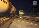 Во Львовской области столкнулись два бусы, легковой автомобиль и локомотив. Пьяный водитель заявил, что это не он сделал и начал потасовку с полицией