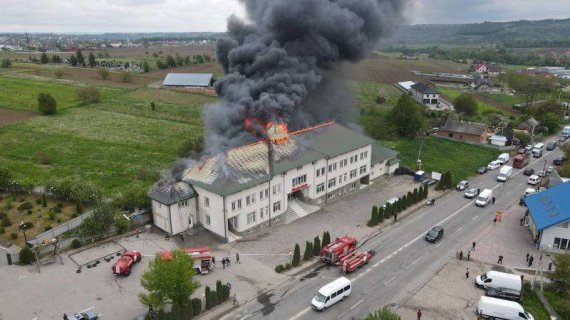 У  Чернівецькій області    спалахнула масштабна пожежа в приміщенні шиномонтажу
