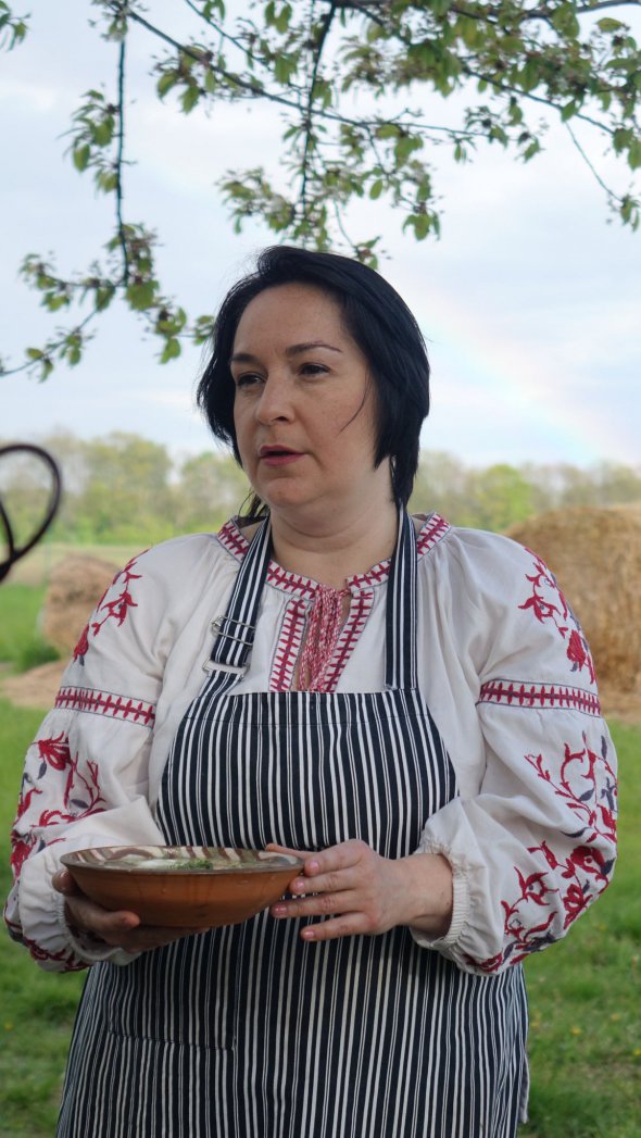 Елена Павлова сумела приготовить блюдо, которое можно назвать - трипольский борщ. Впервые его сварили на территории центра ремесел «Дункан» в селе Стадница под Винницей