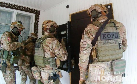 У Чернігові   викрили групу зловмисників, яка створила  так званий  "реабілітаційний  центр із ідеологічним одужанням". Пацієнтів там  били й принижували. Тих, хто хворів, - лікували наркотиками