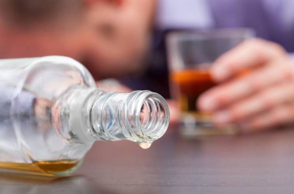 Желание выпить при алкоголизме становится таким же сильным, как и чувство голода у тех, кто давно не ел