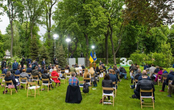 На поляне выставили две большие буквы "ЗЕ"