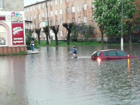 Червоноград на Львівщині  затопила злива. Дороги перетворилися на ріки. Затоплені підвали будинків та лікарні