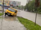 Червоноград на Львовщине затоплен. Дороги превратились в реки. Затоплены подвалы домов и больницы