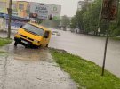 Червоноград на Львівщині  затопила злива. Дороги перетворилися на ріки. Затоплені підвали будинків та лікарні