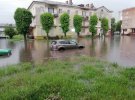 Червоноград на Львівщині  затопила злива. Дороги перетворилися на ріки. Затоплені підвали будинків та лікарні