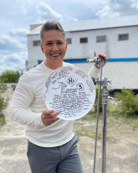 Ведущий шоу Александр Педан во время съемок сначала увидел ссоры и поцелуи в тюрьме, а впоследствии - драку на вечеринке