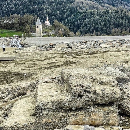 Селище Курон винирнуло з-під води.