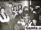 Новорічні колядки у Львові, 1971 рік; зліва мати Попадюка -  Любомира, поруч Василь Стус