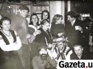 Новогодние колядки во Львове, 1971 года; слева мать Попадюка - Любомира, рядом Василий Стус