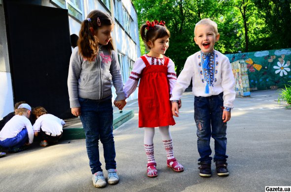 Люди активно купують вишиванки дітям для школи та садочків