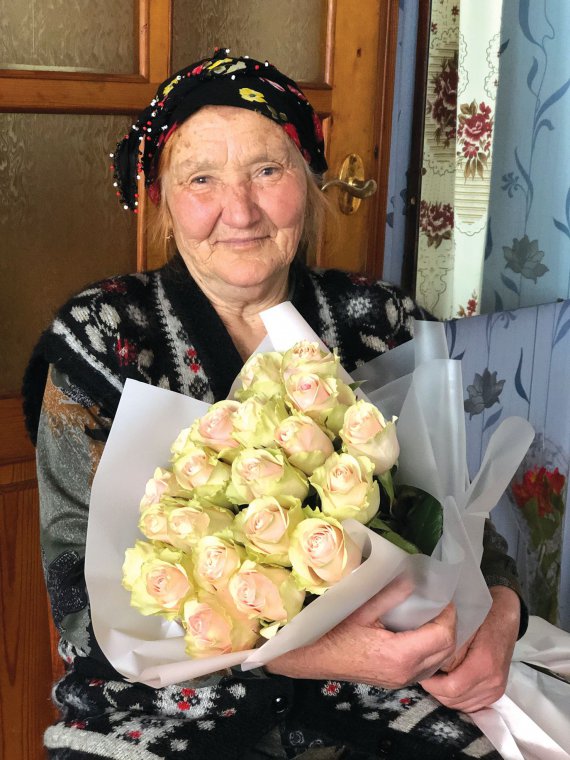 25 березня кримська ­татарка Гульханіє Уста відсвяткувала 80-річчя. Рідні подарували букет білих троянд. Жінку двічі виселяли з Криму. Живе в селі Новоолексіївка Генічеського району Херсонської області