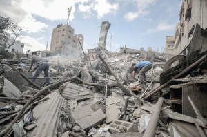 Люди оглядають руїни шестиповерхового будинку після ізраїльського авіаудару. 18 травня 2021 року, Газа, Палестинська автономія