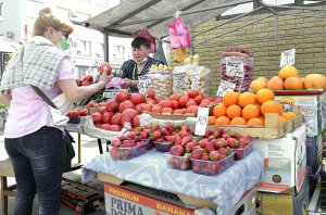 На Центральному ринку в Полтаві полуницю продають по 145 гривень за кілограм. ­Продавці кажуть, привезена з Херсонщини. На гуртовому базарі ягода коштує 120–135. Можна брати ящиками. Один виходить на 700 гривень