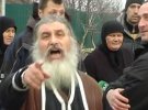 На Киевщине священник Николай Наслудов выкопал гроб умершей матушки и перенес в храм для поклонения. Его судили за надругательство над могилой. Но в итоге суд вынес оправдательный приговор