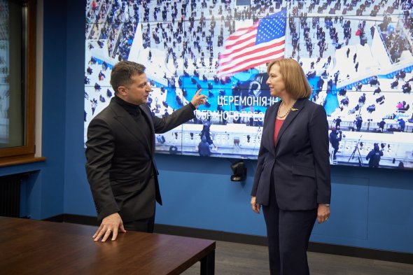 Президент України Володимир Зеленський дивиться із Крістіною Квін трансляцію інавгурації президента США Джозефа Байдена, 20 січня 2021 року.