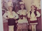 С детства Марина Максимов (сценическое имя Доцька) на каждый праздник или в церковь обязательно надевала вышиванку. На фотографии она в центре