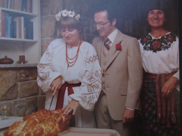 Онука Левка Симиренка Тетяна (праворуч) видає заміж доньку Наталю у Канаді