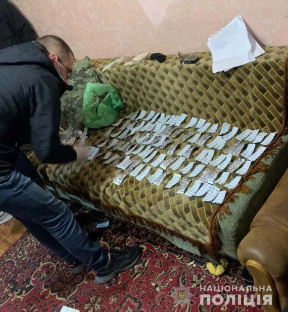 на Днепропетровщине 50-летний мужчина оборудовал в квартире нарколаборатою и изготавливал наркотики. Его взяли с товаром на 3 млн грн