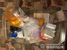 На Дніпропетровщині 50-річний чоловік обладнав у квартирі нарколаборатою і виготовляв наркотики. Його взяли з товаром на 3 млн грн