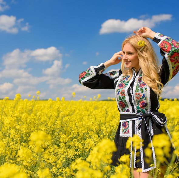 Украинские звезды украсили сеть яркими вышиванками