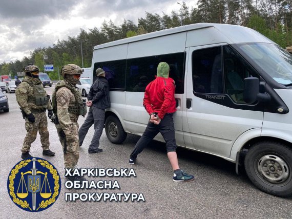 Под Киевом задержали трех мужчин, которые в Харькове пытали утюгом и ограбили 56-летнюю женщину