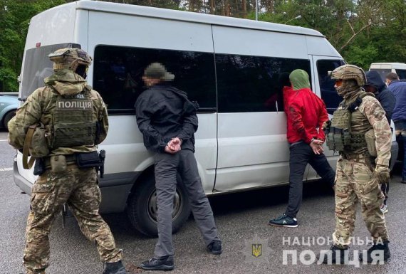 Поліцейські затримали учасників злочинного угруповання за озброєні розбійні напади та катування людей